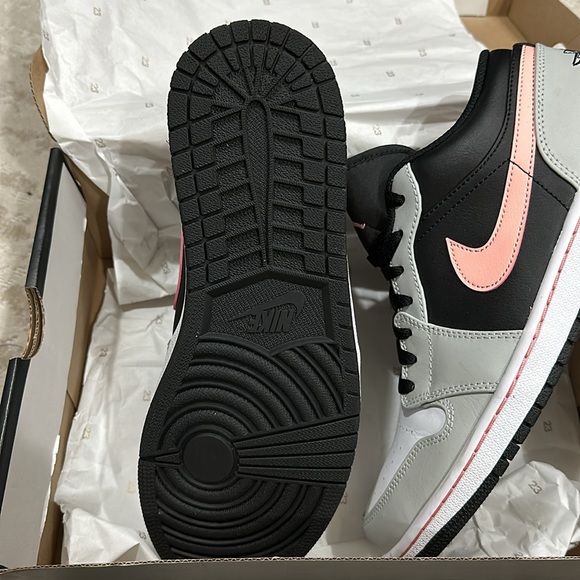 Air Jordan 1 Low- M 11 - worn inside once! No flaws. Black, grey, pink, white - Picture 6 of 12
